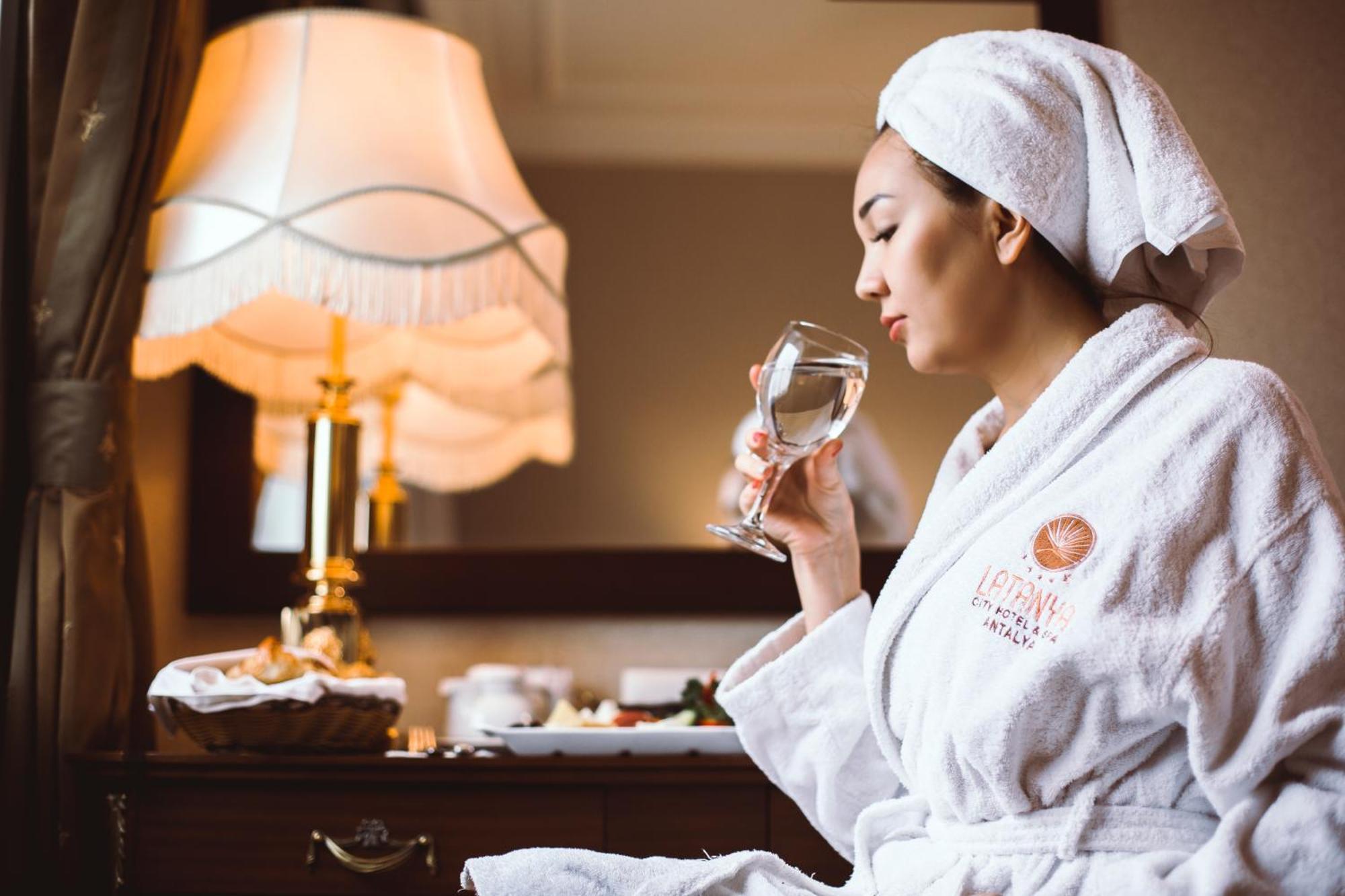 Latanya Palm & Spa Airport Анталия Екстериор снимка