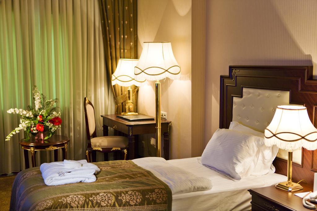 Latanya Palm & Spa Airport Анталия Екстериор снимка