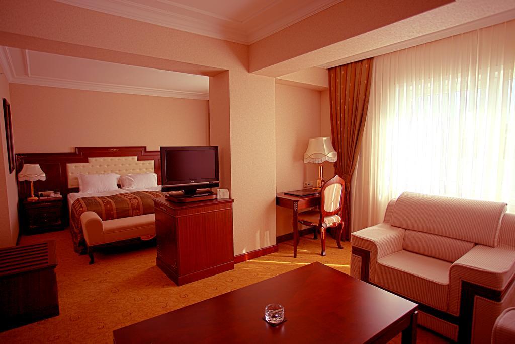 Latanya Palm & Spa Airport Анталия Екстериор снимка