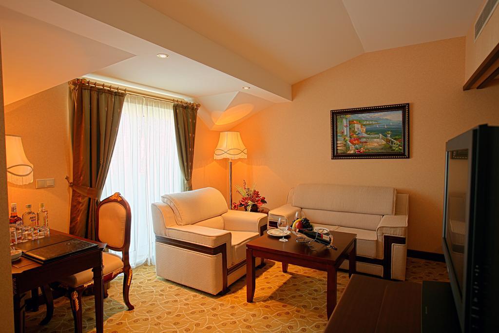 Latanya Palm & Spa Airport Анталия Екстериор снимка